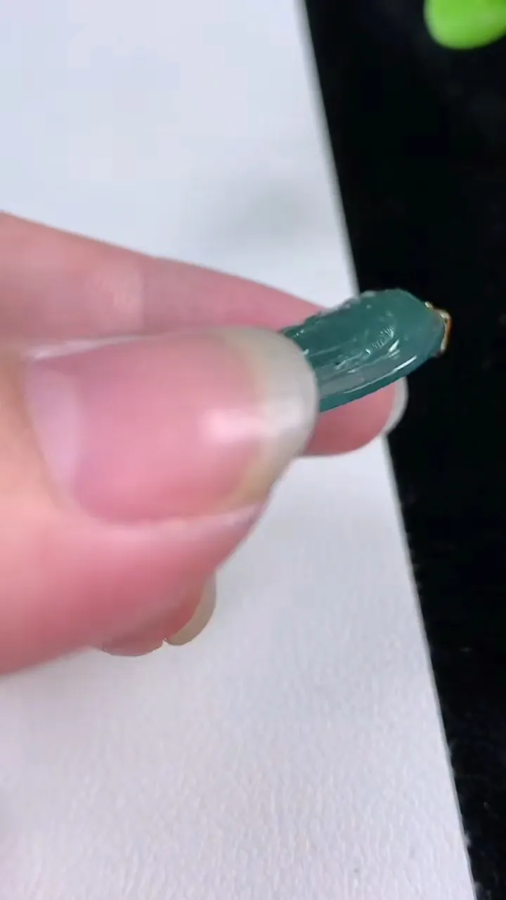 天然A货翡翠18k金蓝水观音菩萨吊坠，尺寸44.6-28-3，重量:8.07g
8月23日