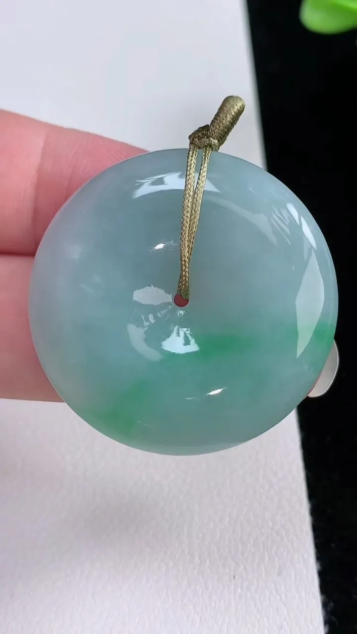天然A货翡翠平安扣吊坠，尺寸34.6-6.4，重量:16.35g
8月23日