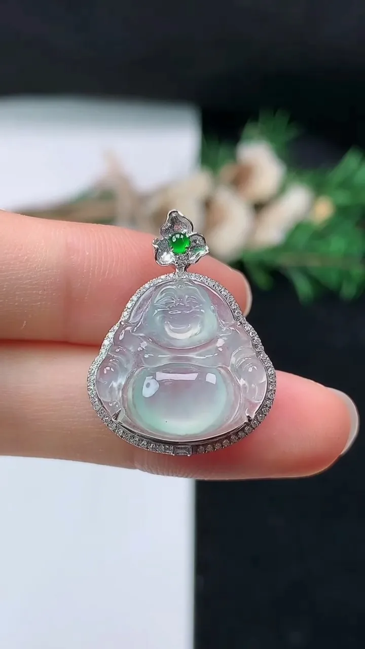 天然A货翡翠白冰佛公吊坠，尺寸26.3-20-8.8，裸石16.9-17.7，重量:3.25g
8月