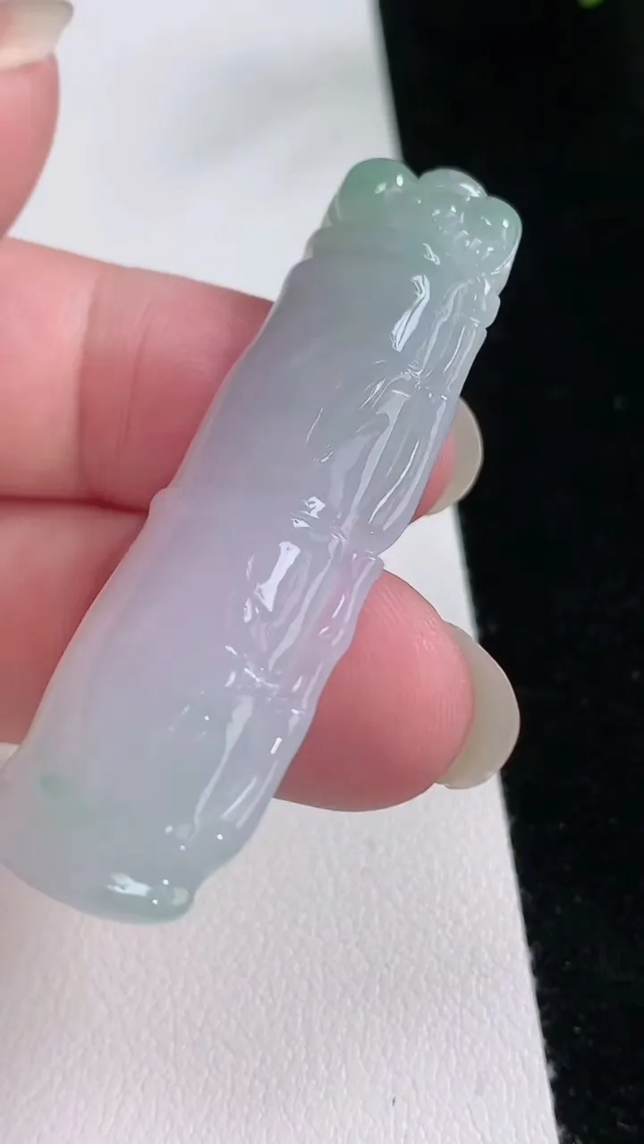 天然A货翡翠节节高升 竹节吊坠，尺寸52.2-17.5-4.8，重量:11.35g
8月23日