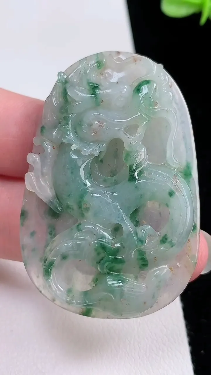 天然A货翡翠飘花龙牌吊坠，尺寸53.7-35.6-7.5，重:23.84g
8月23日