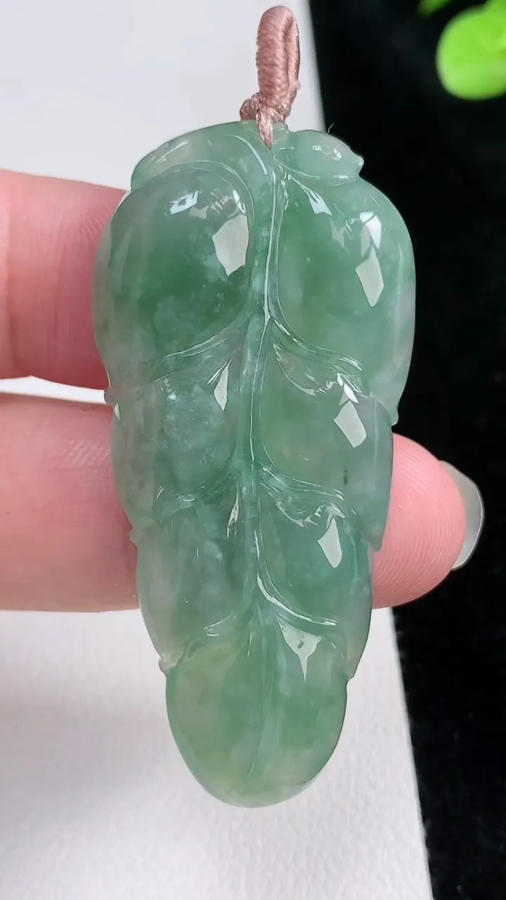 天然A货翡翠金枝玉叶 叶子吊坠，尺寸53-25-5.8，重量:16.00g
8月23日