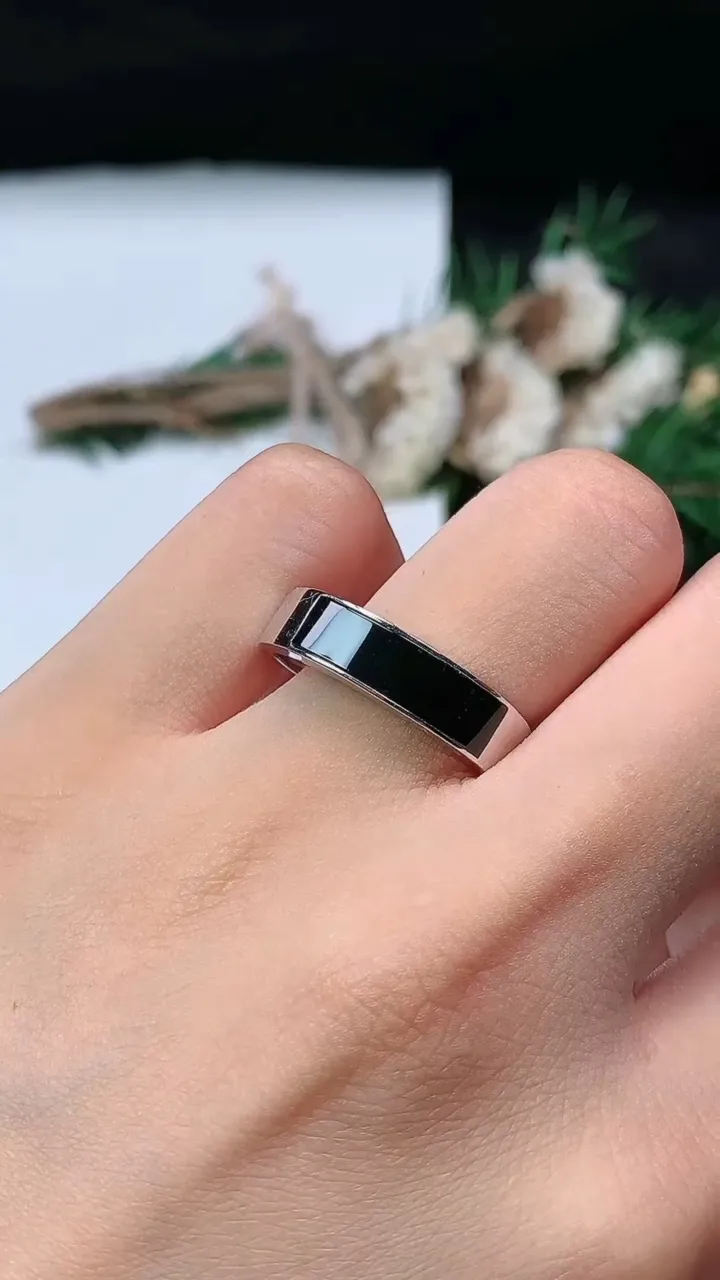 天然A货翡翠，尺寸19.2-16.5-5.2，重量:3.00g2025年8月23日
工厂直销收藏佳品