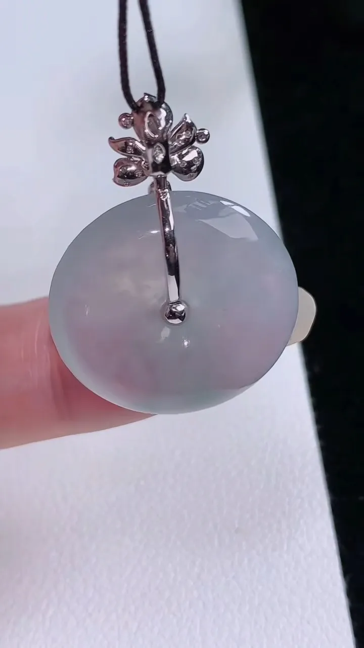 天然A货翡翠种飘花平安扣吊坠，尺寸23.2-4.6，重量:5.78g
8月23日
