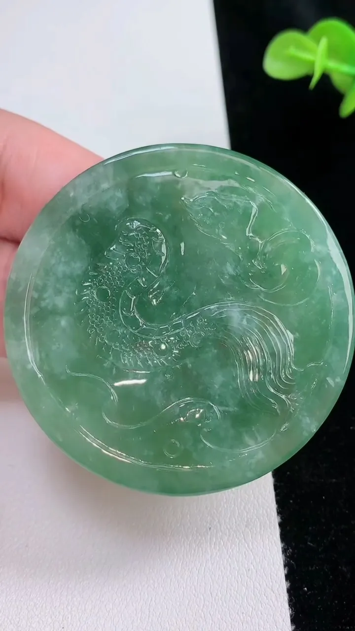天然A货翡翠龙牌吊坠，尺寸51.4-8.4，重量:28.05g
8月23日