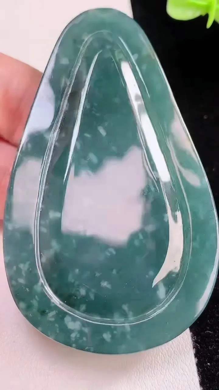 天然A货翡翠蓝水山水牌吊坠，尺寸80-46.8-8.6，重:69.16g
8月23日