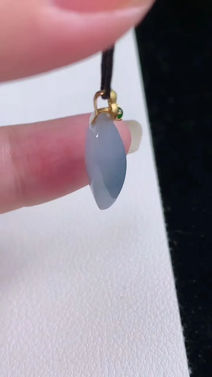 天然A货翡翠18k金紫罗兰飘花随形吊坠，尺寸22.3-10.8-6.5，重量:2.68g
8月23日
