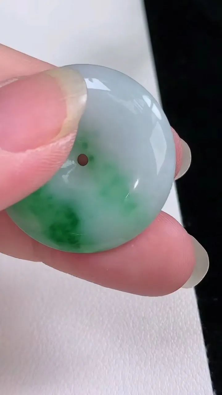 天然A货翡翠平安扣吊坠，尺寸31-5.6，重量:11.29g
8月23日