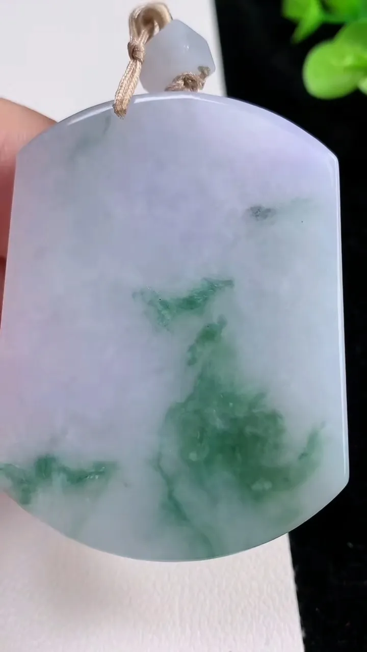 天然A货翡翠春带彩紫罗兰无事牌吊坠，尺寸54.3-41.3-5.7，重量:39.33g
8月23日