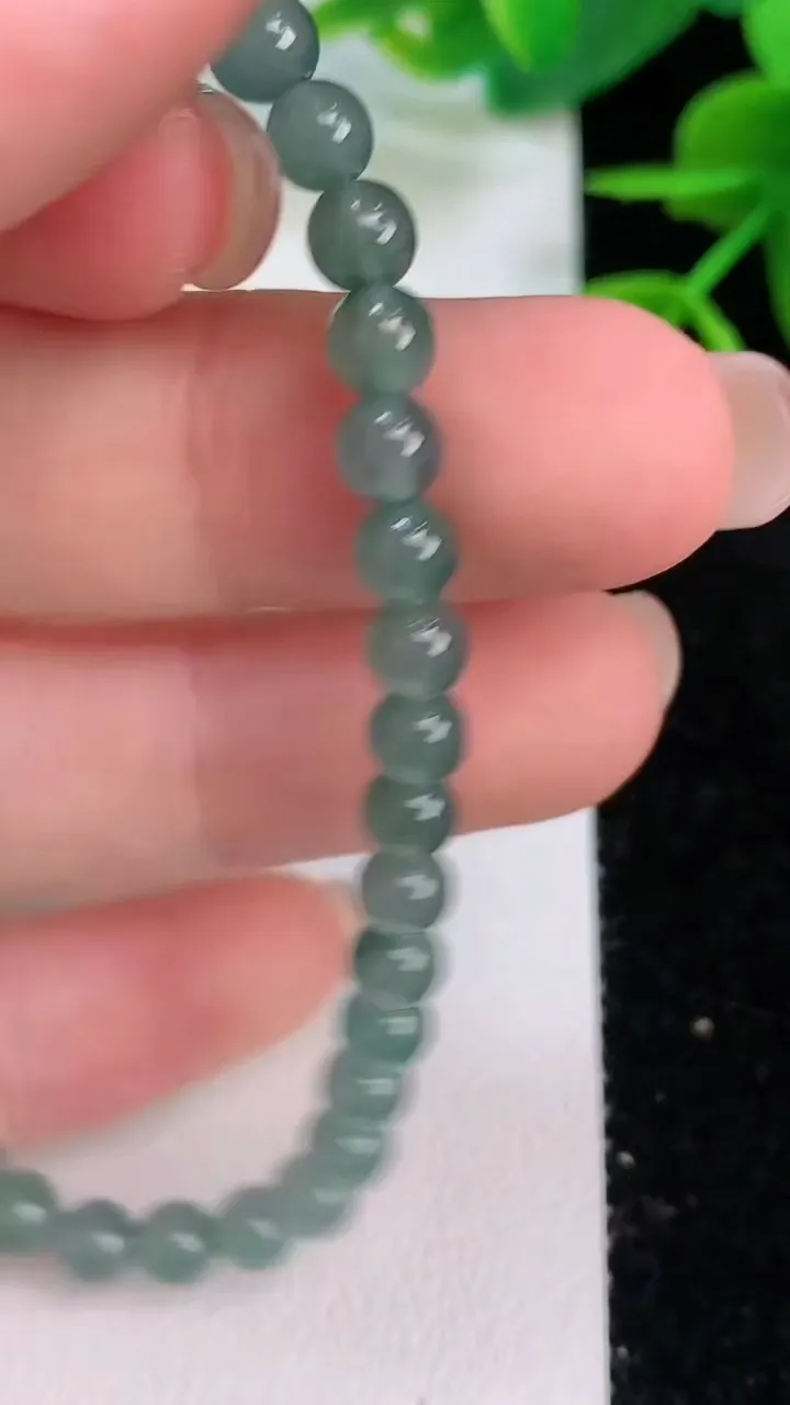 天然A货翡翠种蓝水圆珠手串35颗，尺寸4.7，重量:7.28g8月23日
工厂直销收藏佳品,种好水足，色泽均匀，有种有色，上手高大气！