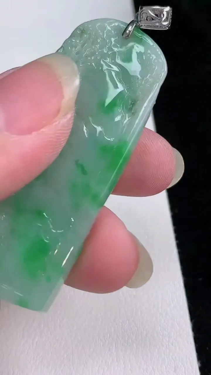 天然A货翡翠山水牌吊坠，尺寸52.2-29-6，重量:21.50g
8月23日