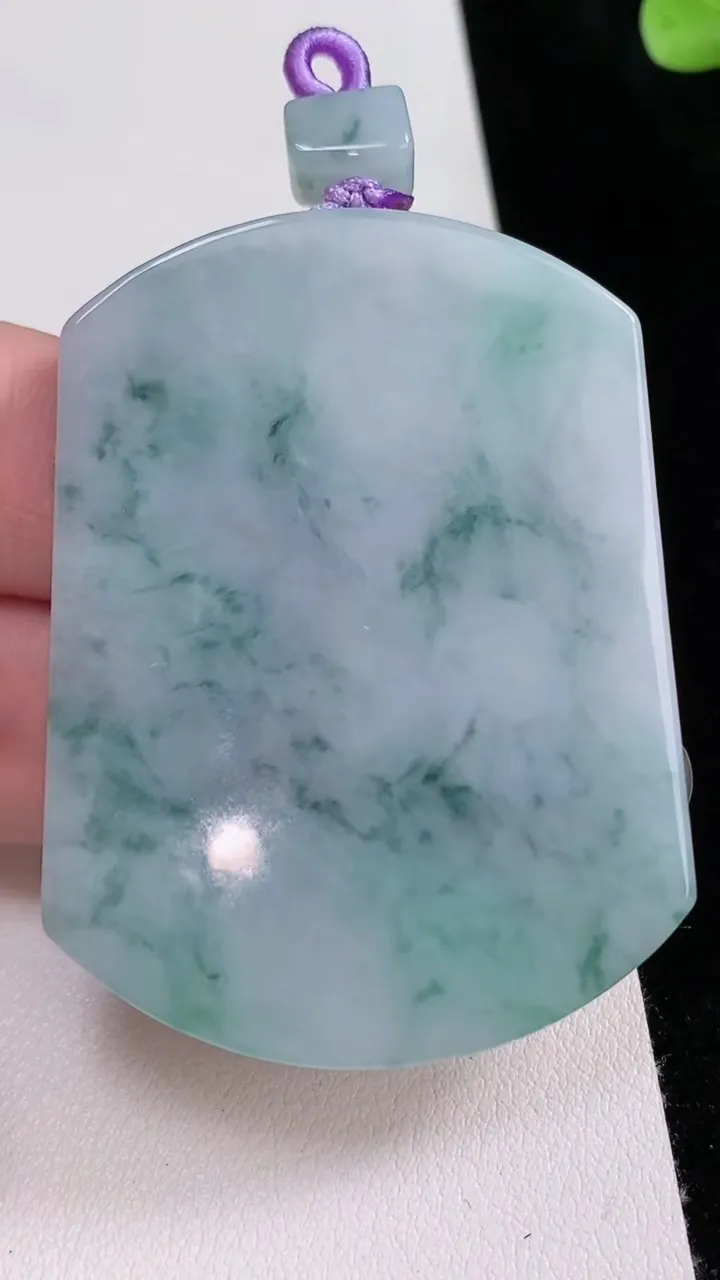 天然A货翡翠飘花无事牌吊坠，尺寸54.7-42-5.4，重量:37.40g
8月23日