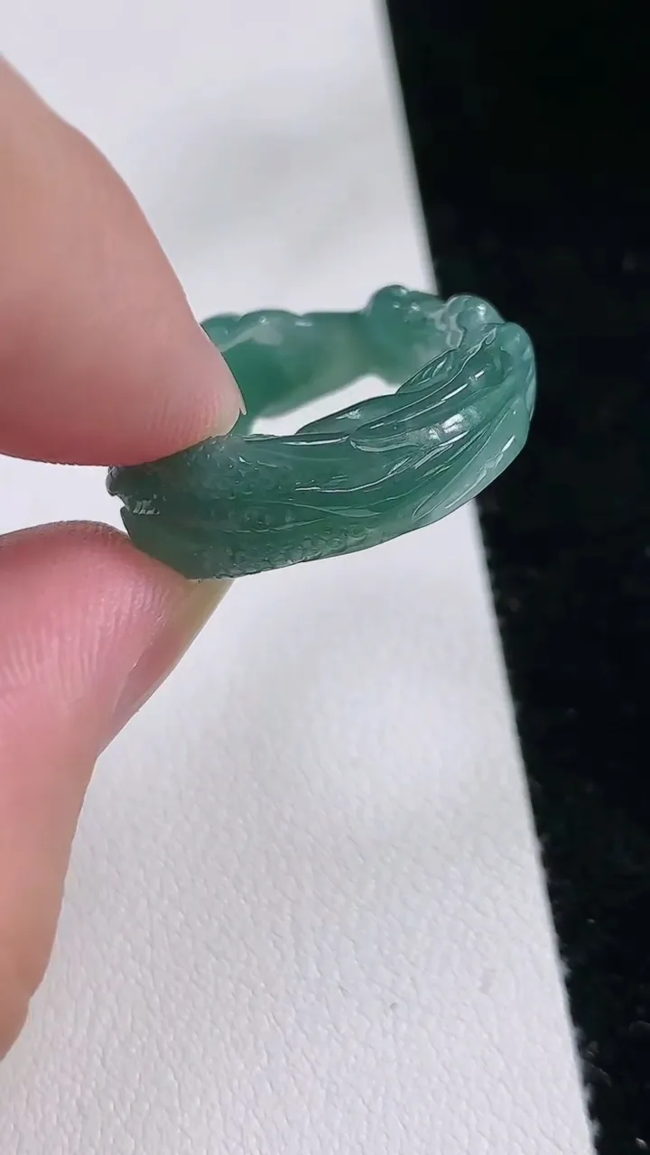 天然A货翡翠蓝水祥龙指环戒指，尺寸17.2，重:4.60g2025年8月23日
工厂直销收藏佳品,种好水足，色泽均匀，有种有色，上手高大气！