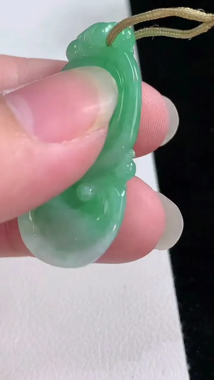 天然A货翡翠如意吊坠，尺寸39.5-17.7-6，重量:7.19g
8月23日