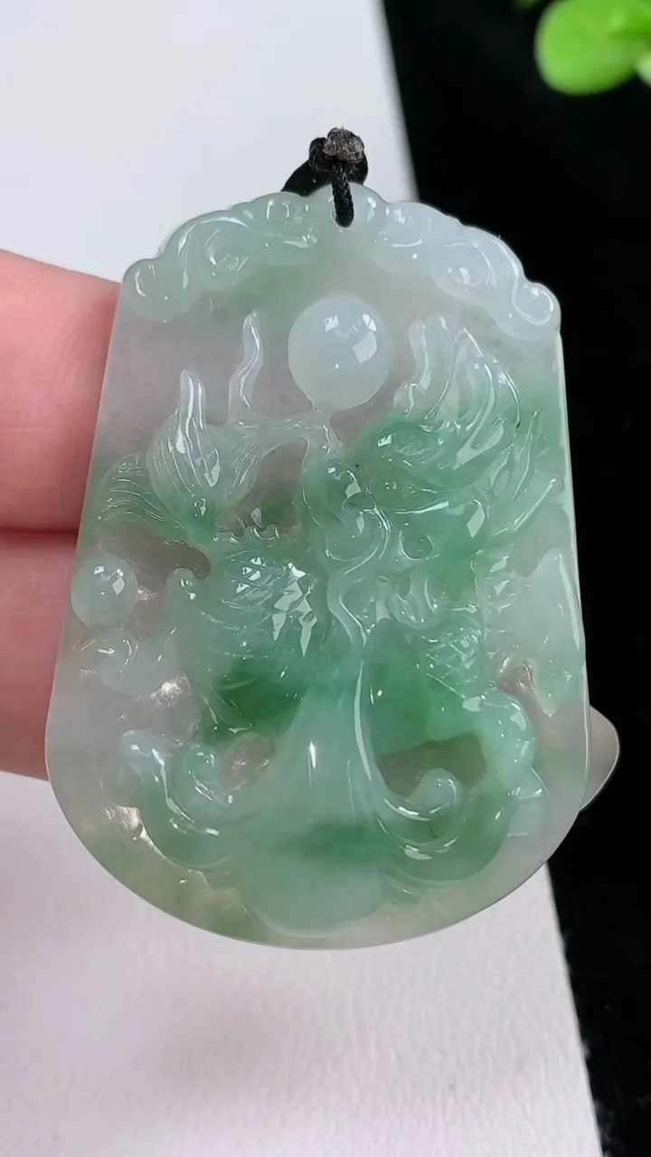 天然A货翡翠麒麟吊坠，尺寸48-34.2-5.5，重量:15.81g
8月23日