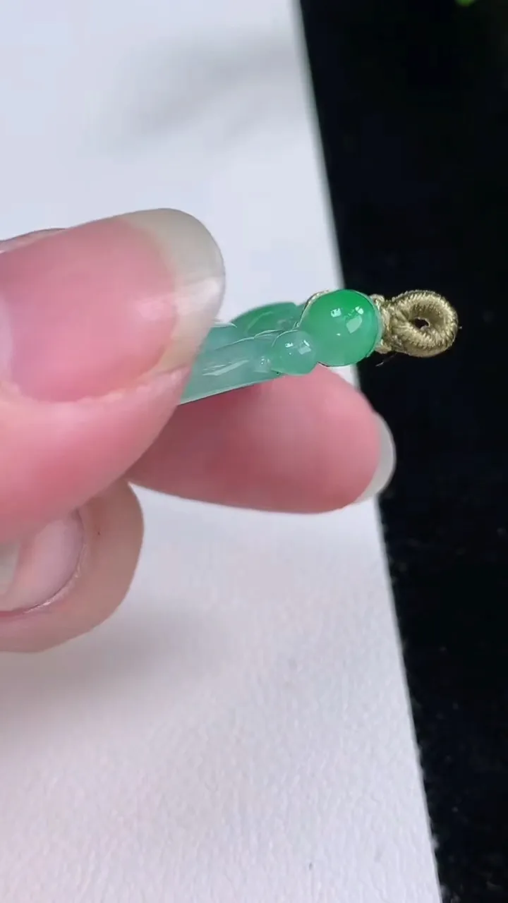 天然A货翡翠如意吊坠，尺寸50-23.8-5.3，重量:12.86g
8月23日