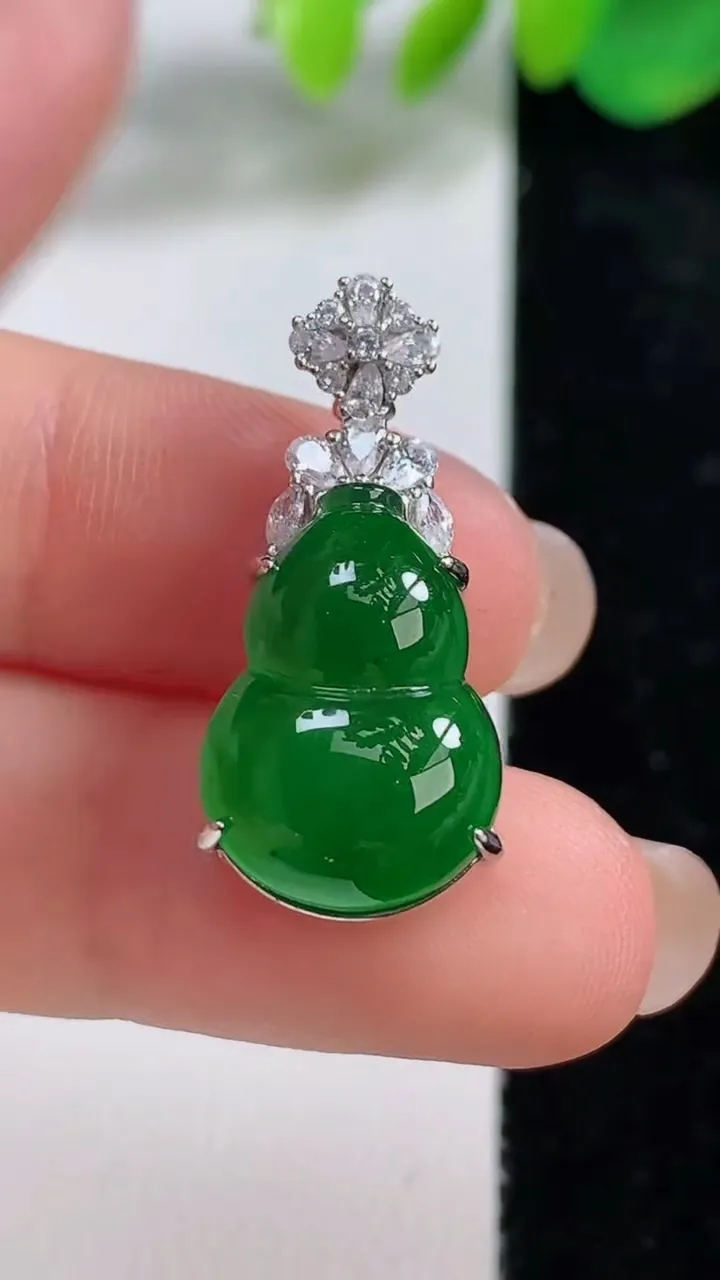 天然A货翡翠葫芦吊坠，尺寸27.6-18-12.6-8.4，重量:4.29g
8月23日