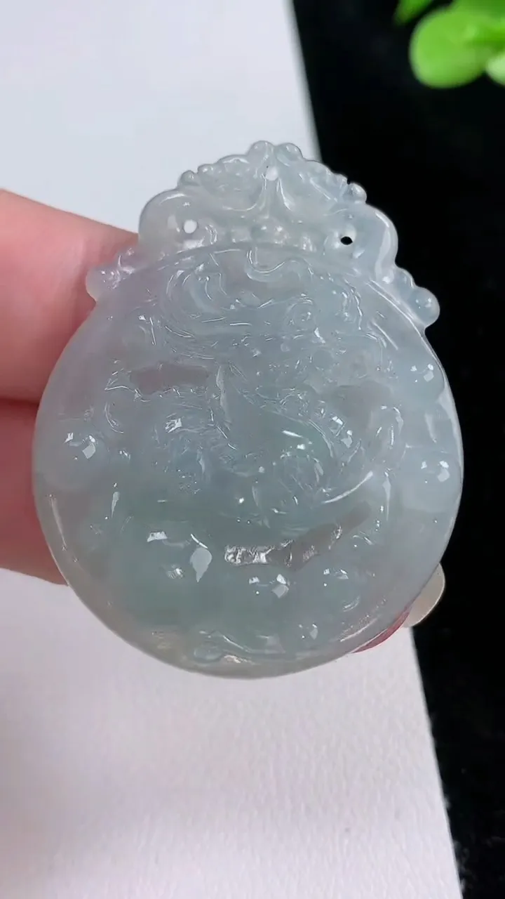 天然A货翡翠麒麟吊坠，尺寸45.4-36.4-5.8，重量:17.15g
8月23日