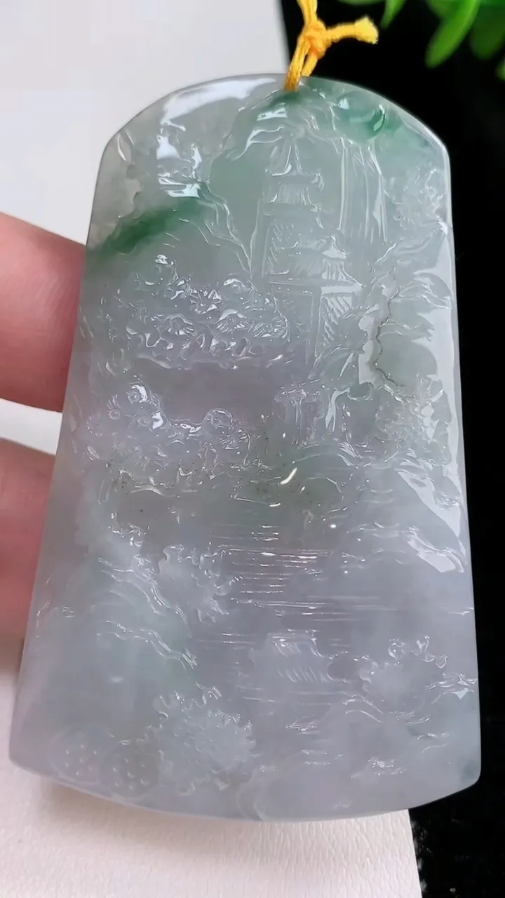 天然A货翡翠山水牌吊坠，尺寸71.6-45.5-4.8，重量:37.15g
8月23日