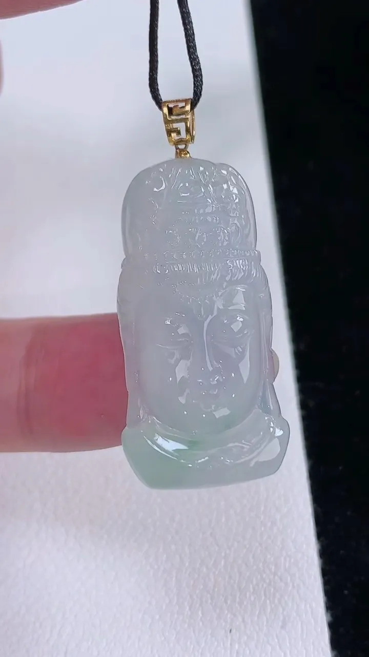 天然A货翡翠观音头吊坠，尺寸32.8-16.7-5，重量:5.77g
8月23日