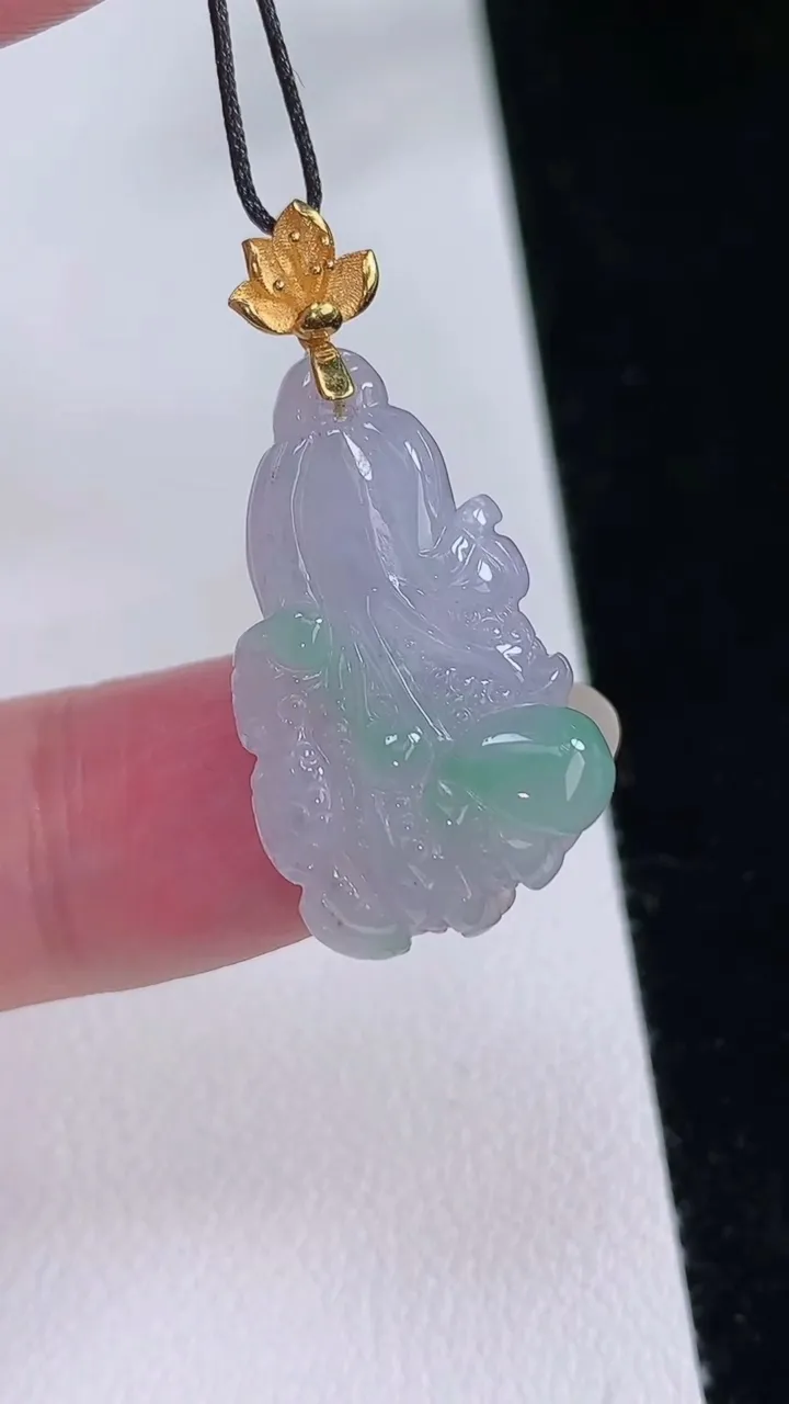 天然A货翡翠白菜吊坠，尺寸26.6-15.2-8，重量:4.62g
8月23日