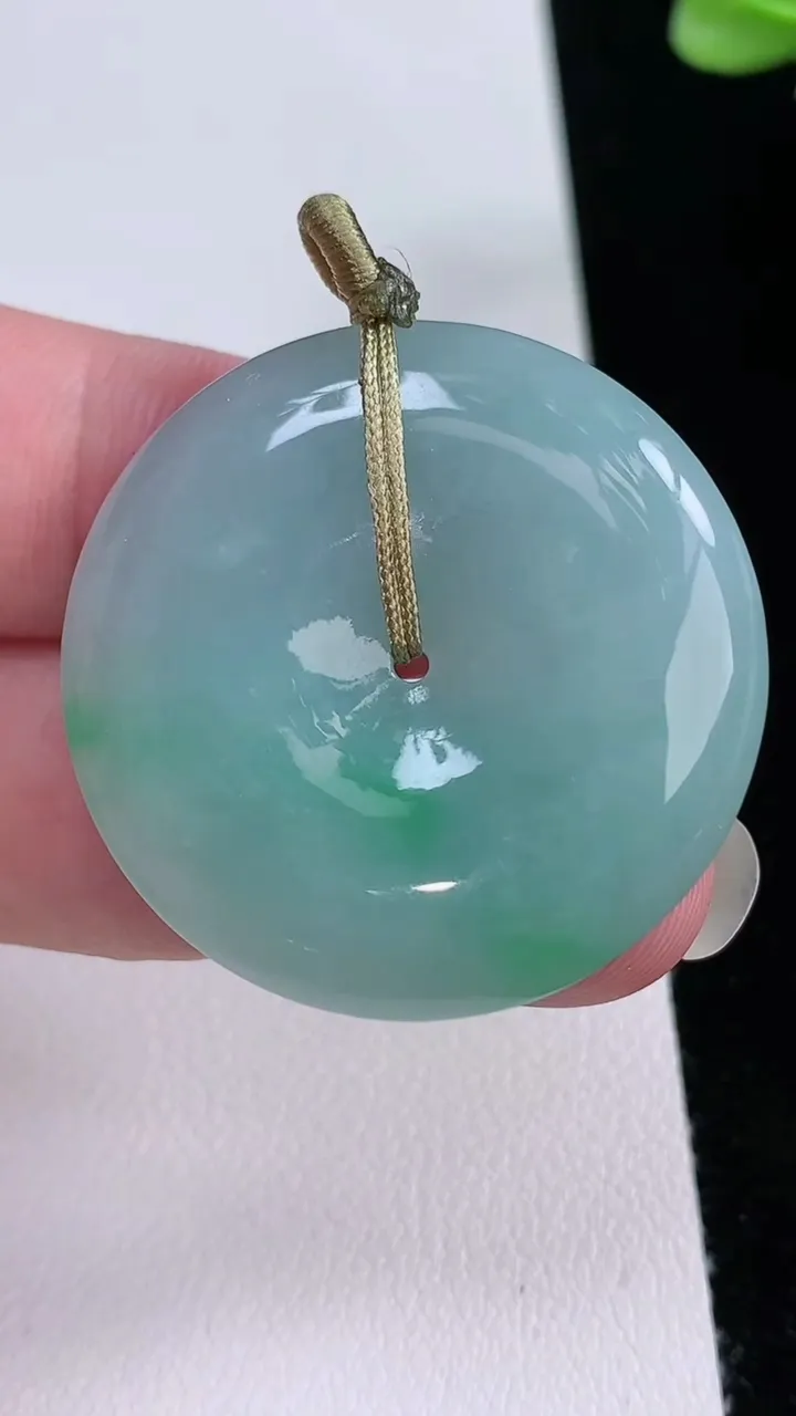 天然A货翡翠平安扣吊坠，尺寸34.6-6.4，重量:16.35g
8月23日