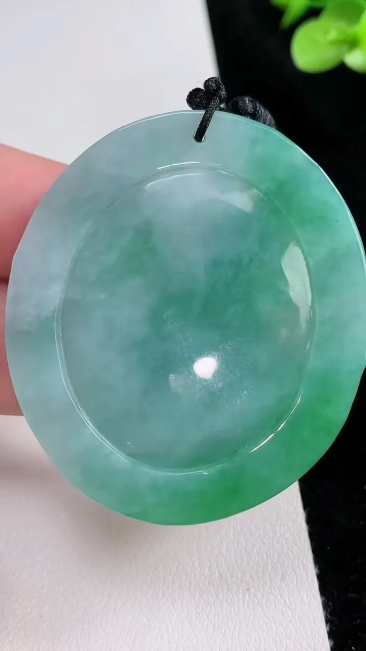 天然A货翡翠生肖狗吊坠，尺寸52-46-5，重量:23.88g
8月23日