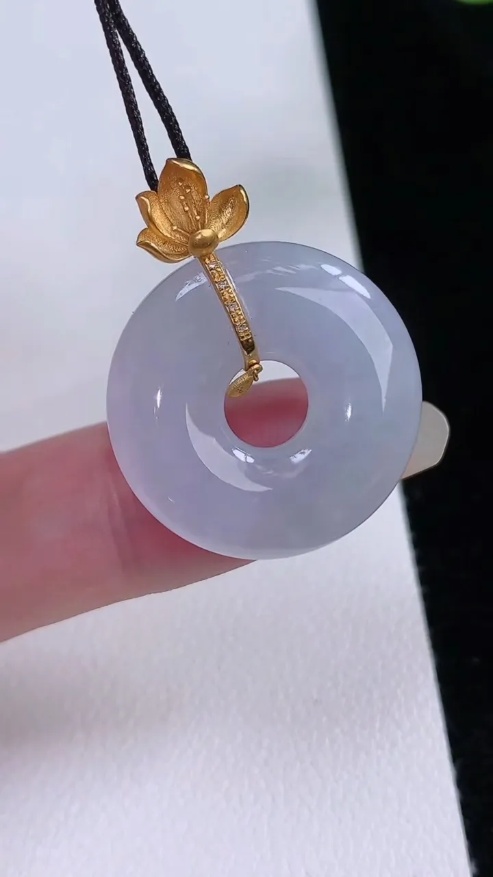 天然A货翡翠18k金春带彩紫罗兰平安扣吊坠，尺寸23.3-5.2，重量:6.11g
8月23日