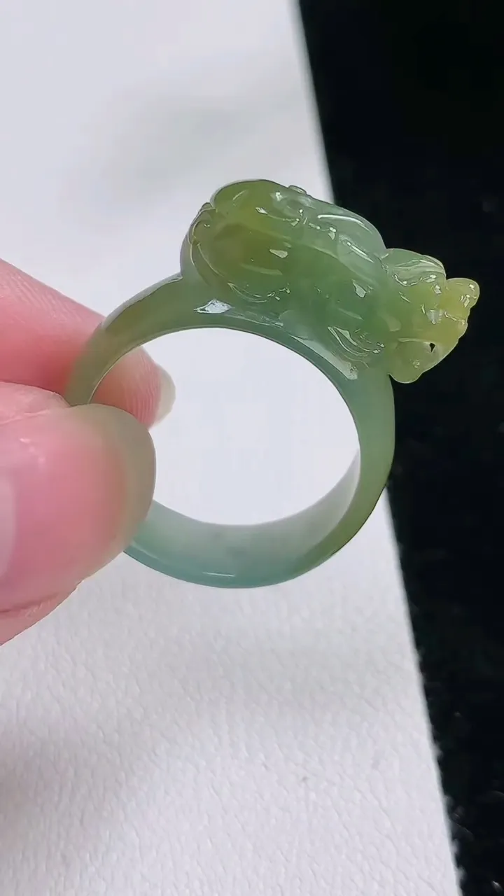 天然A货翡翠蓝水双彩貔貅指环戒指，尺寸20.2，重:5.34g2025年8月23日
工厂直销收藏佳品,种好水足，色泽均匀，有种有色，上手高大气！