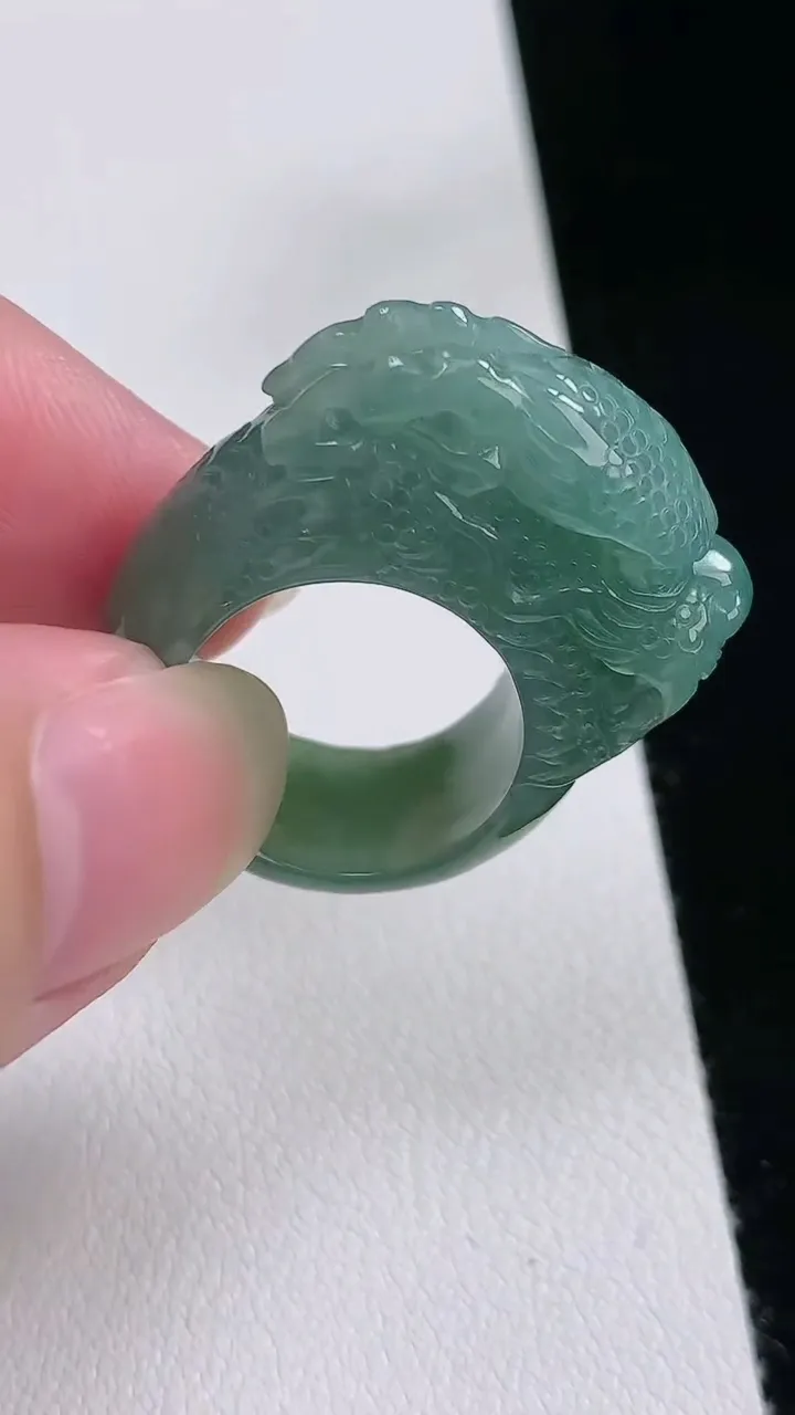 天然A货翡翠蓝水祥龙指环扳指，尺寸16.4-25-10.4，重:11.80g2025年8月23日
工厂直销收藏佳品,种好水足，色泽均匀，有种有色，上手高大气！