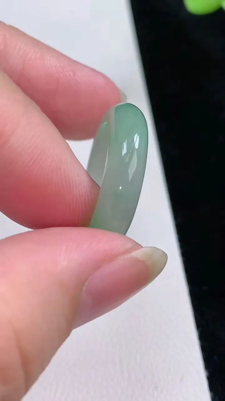天然A货翡翠戒指指环，尺寸17.5-5.7-3.4，重量:4.21g2025年8月23日
工厂直销收藏佳品,种好水足，色泽均匀，有种有色，上手高大气！