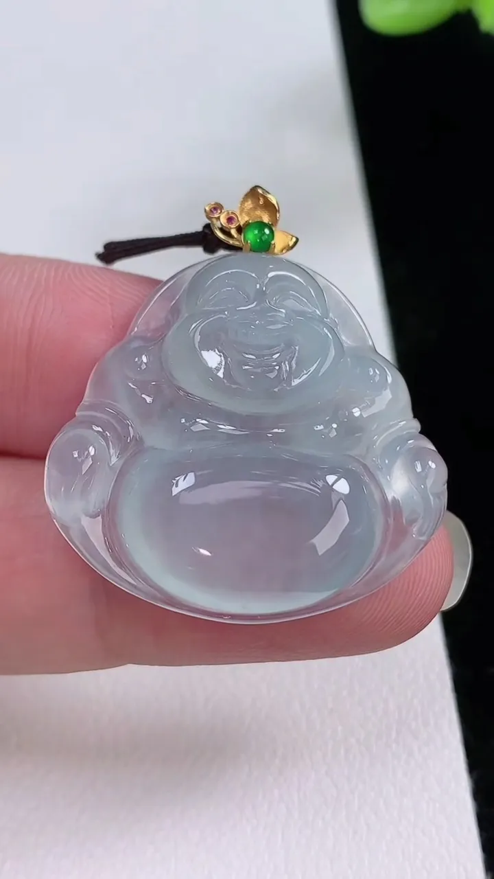 天然A货翡翠种白冰佛公吊坠，尺寸28.6-30.8-5.6，重量:8.20g
8月23日