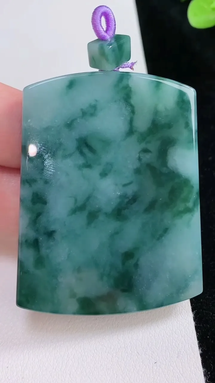 天然A货翡翠飘花无事牌吊坠，尺寸53.5-43-5.5，重量:42.90g
8月23日