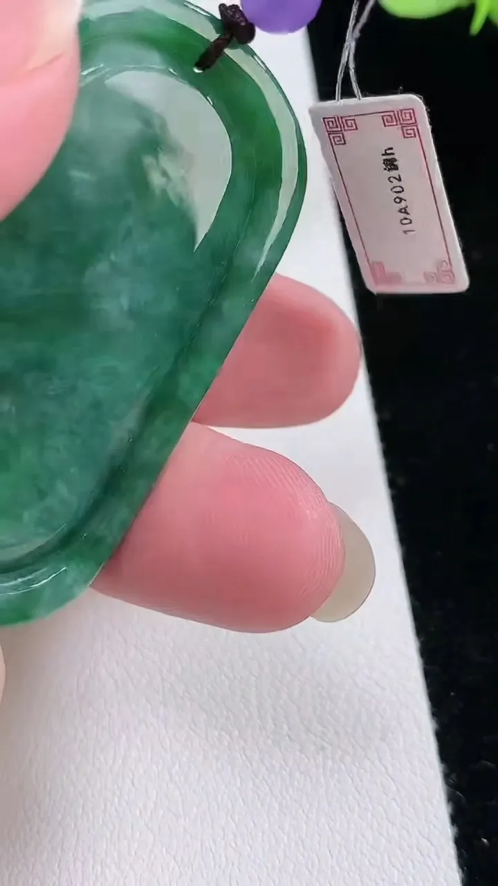 天然A货翡翠山水牌吊坠，尺寸 53.5-36.5-6.8，重: 26.24g
8月23日