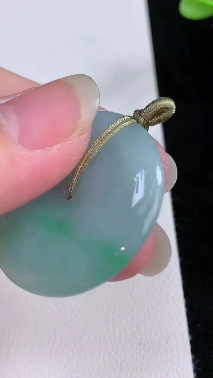 天然A货翡翠平安扣吊坠，尺寸34.6-6.4，重量:16.35g
8月23日
