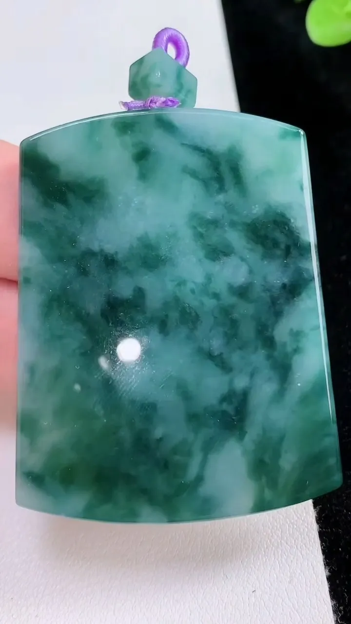 天然A货翡翠飘花无事牌吊坠，尺寸53.5-43-5.5，重量:42.90g
8月23日
