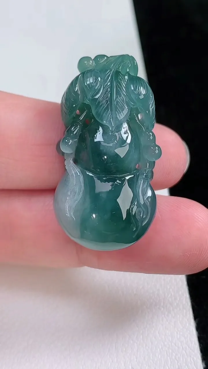 天然A货翡翠葫芦吊坠，尺寸35.6-19-10.8，重量:13.02g
8月23日