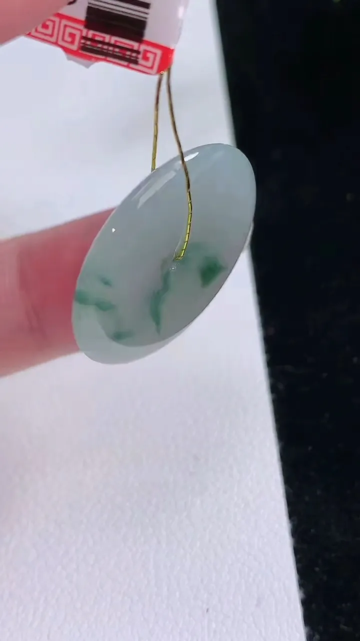 天然A货翡翠飘花平安扣吊坠，尺寸25.4-3.4，重量:5.57g
8月23日