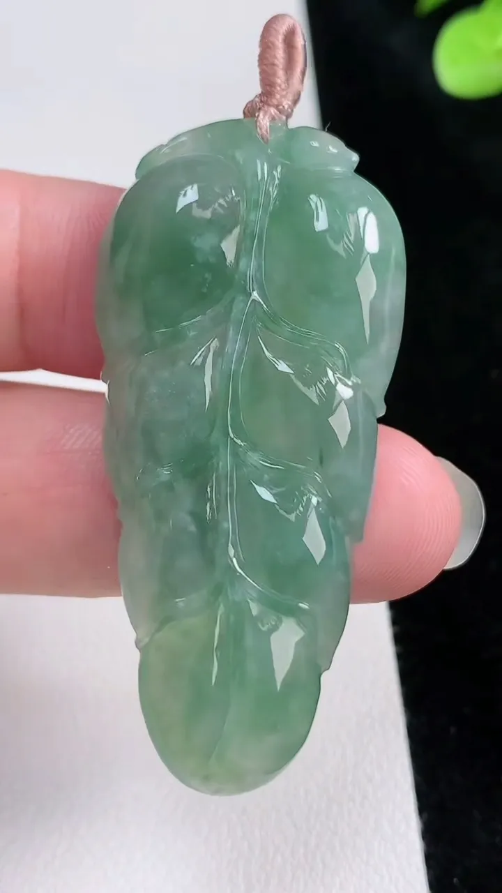 天然A货翡翠金枝玉叶 叶子吊坠，尺寸53-25-5.8，重量:16.00g
8月23日