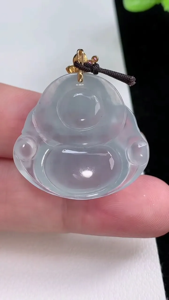 天然A货翡翠种白冰佛公吊坠，尺寸28.6-30.8-5.6，重量:8.20g
8月23日