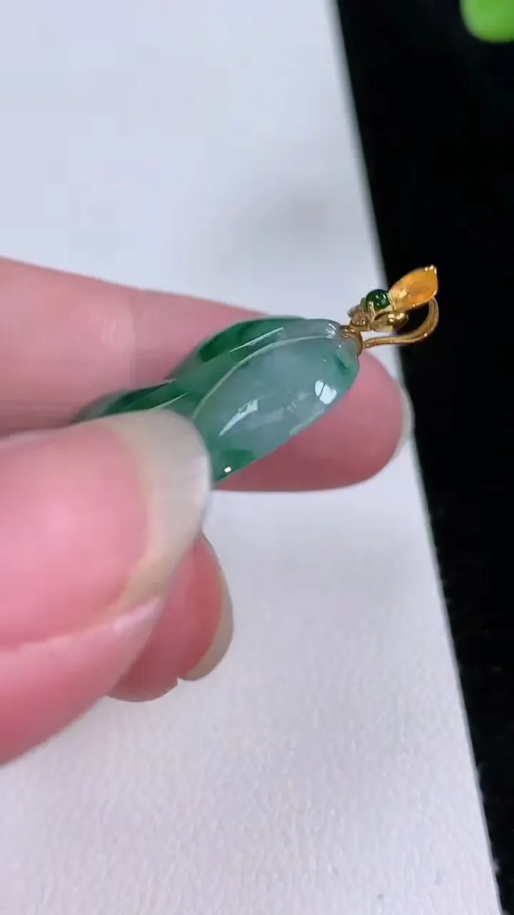 天然A货翡翠金枝玉叶 叶子吊坠，尺寸38.4-25-4.7，重量:9.07g
8月23日