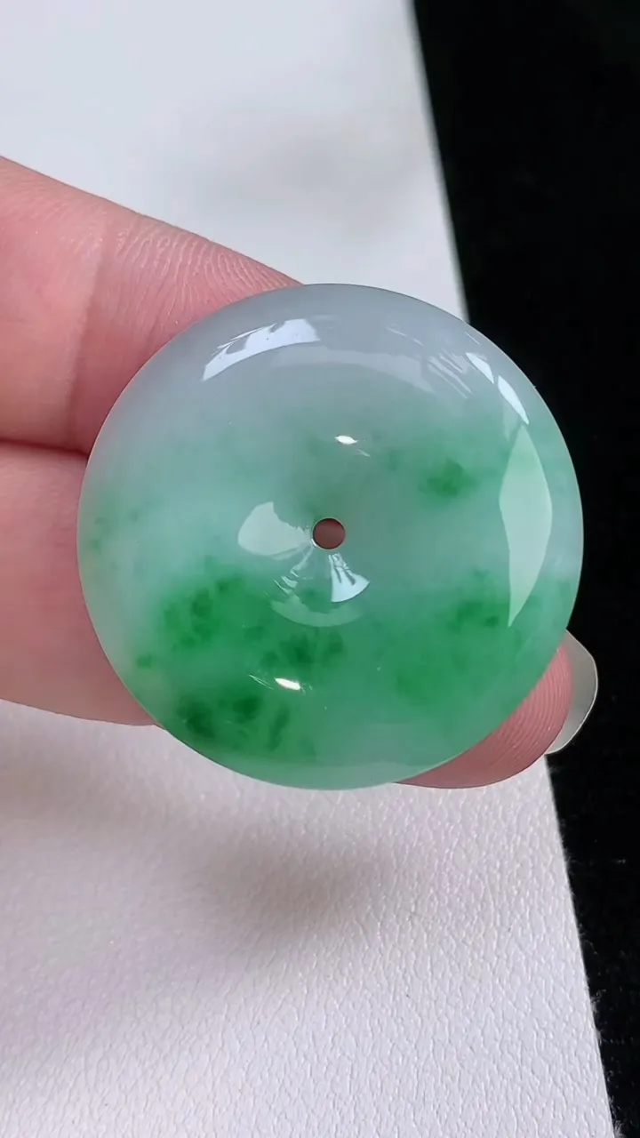 天然A货翡翠平安扣吊坠，尺寸31-5.6，重量:11.29g
8月23日