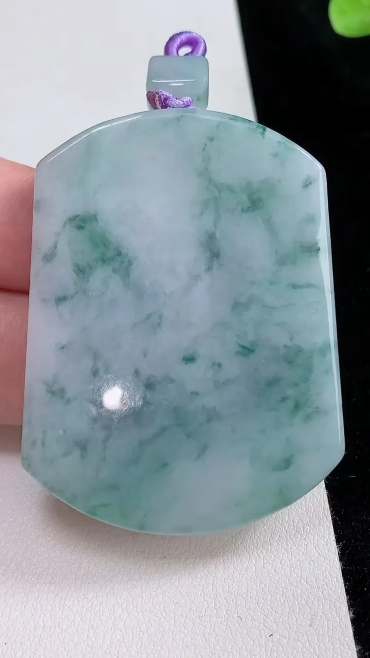 天然A货翡翠飘花无事牌吊坠，尺寸54.7-42-5.4，重量:37.40g
8月23日