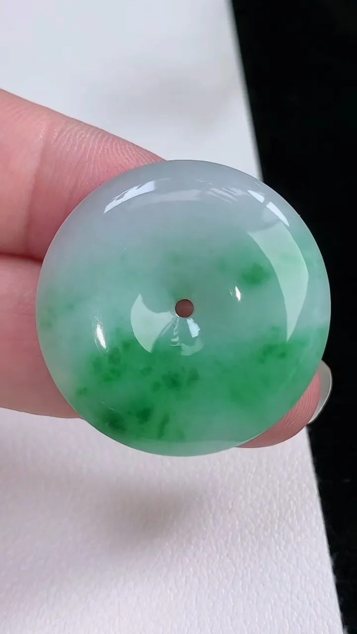 天然A货翡翠平安扣吊坠，尺寸31-5.6，重量:11.29g
8月23日