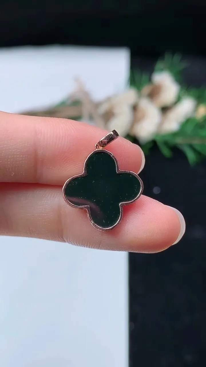 天然A货翡翠，尺寸16-2.4，重量:1.32g
8月23日