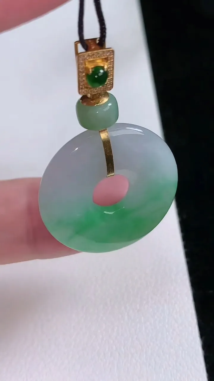 天然A货翡翠平安环吊坠，尺寸24.7-3.7，重量:5.70g
8月23日