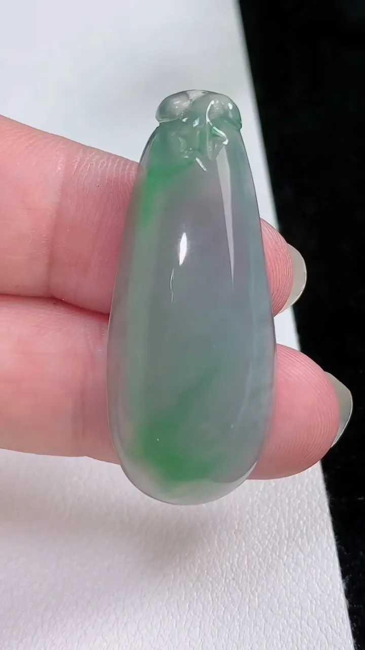 天然A货翡翠福瓜吊坠，尺寸41.3-17.6-6.2，重量:8.05g
8月23日