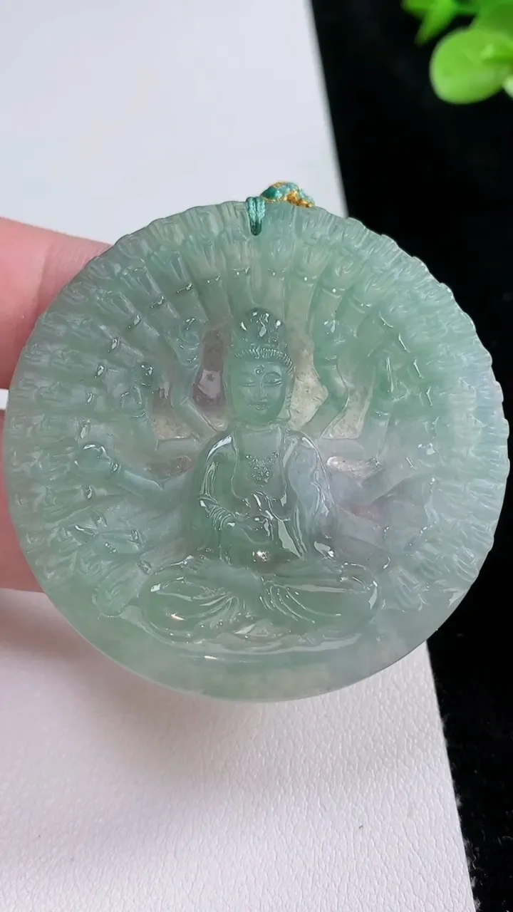 天然A货翡翠千手观音吊坠，尺寸49-4.3，重量:22.87g
8月23日