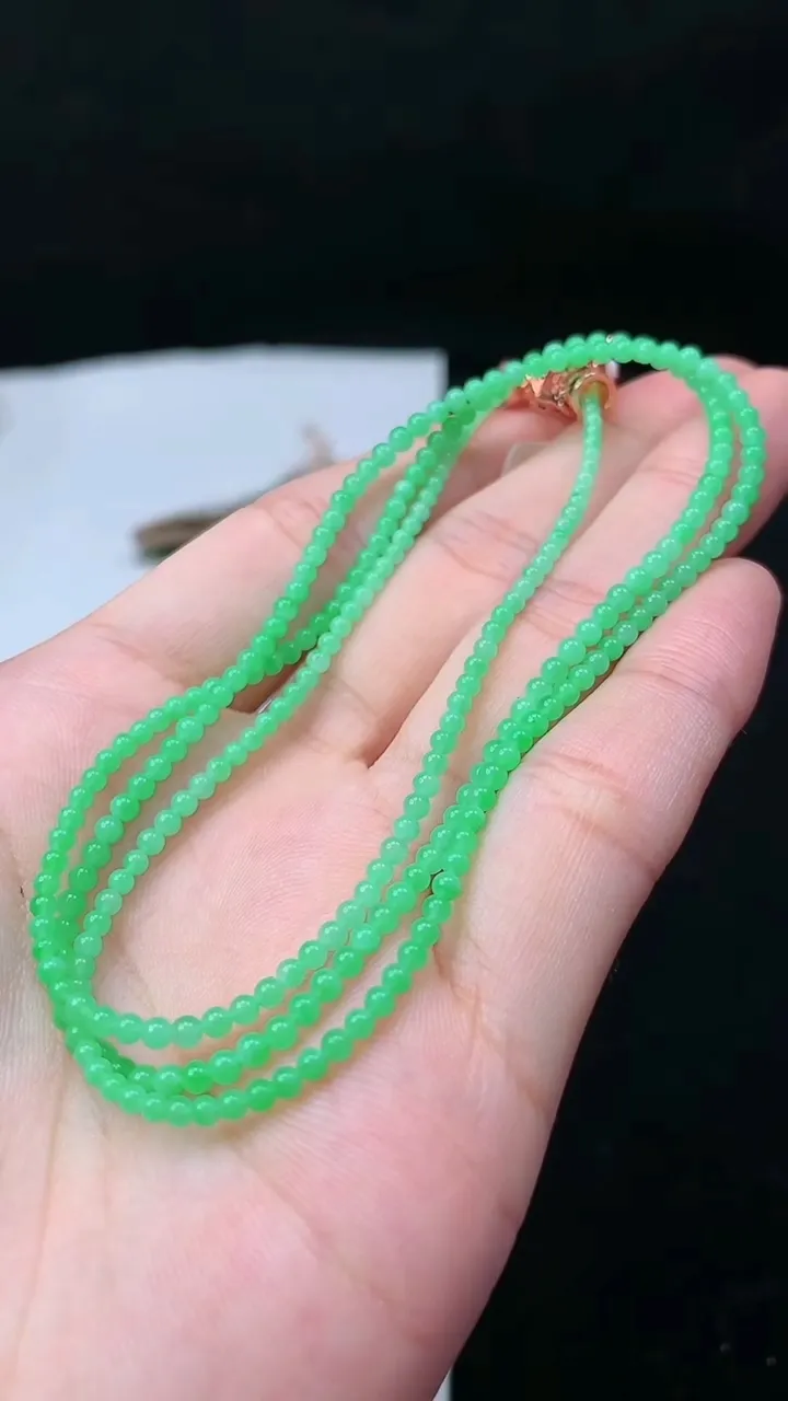 天然A货翡翠小米珠项链，尺寸2.3-273颗，重量:7.12g
8月23日