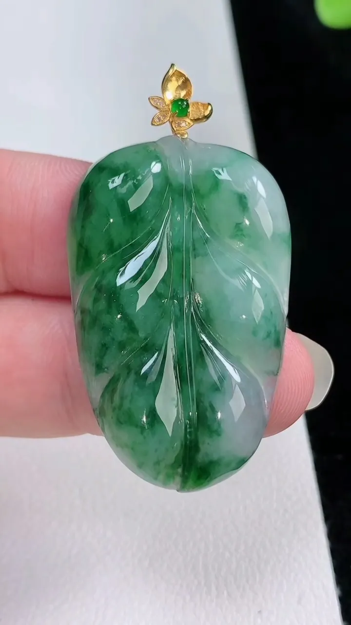 天然A货翡翠金枝玉叶 叶子吊坠，尺寸38.4-25-4.7，重量:9.07g
8月23日